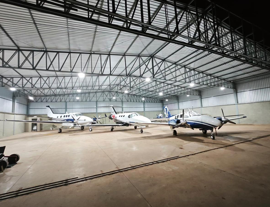 aerodromo-santa-lydia-hangar-noite